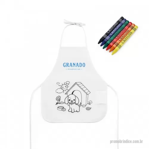 Kit para colorir camiseta personalizado - Avental de criança para colorir. Non-woven: 80 g/m². Com desenho impresso e bolso lateral. 6 gizes de cera inclusos. 380 x 430 mm. 