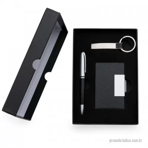 Kit personalizado - Kit executivo 3 peças em estojo de papelão com tampa e parte interna revestida de espuma. Contém: chaveiro metal fosco com detalhe emborrachado preto, porta cartão de couro sintético(verso metálico liso) com placa de metal e caneta metal fosca com detalhe emborrachado preto. Acompanha placa metálica para gravação.