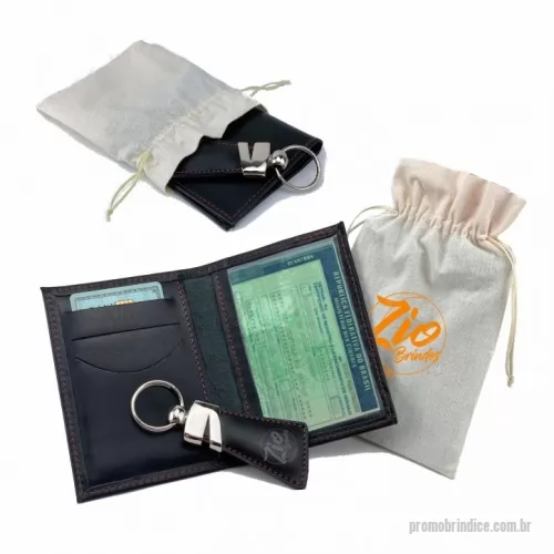 Kit personalizado - Kit Documento e Chaveiro – KDC24 pode ser confeccionado em couro ou sintético nobre diversas opções de materiais e cores (modelo da foto foi confeccionado no couro legítimo preto com pesponto vermelho). É composto por 3 itens, porta documento (PD1) + chaveiro com ferragem especial (CH38) + embalagem de algodão com personalização em etiqueta (ESA1). Personalização com gravação em baixo relevo ou silkscreen 1 cor.