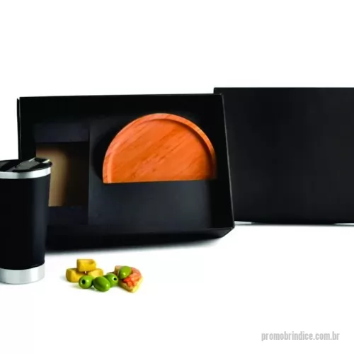 Kit personalizado -  Conta com copo térmico preto com tampa e abridor de garrafa 500ml; petisqueira redonda em bambu. Copo conta com dupla parede de inox, isolada a vácuo para manter a temperatura por mais tempo
