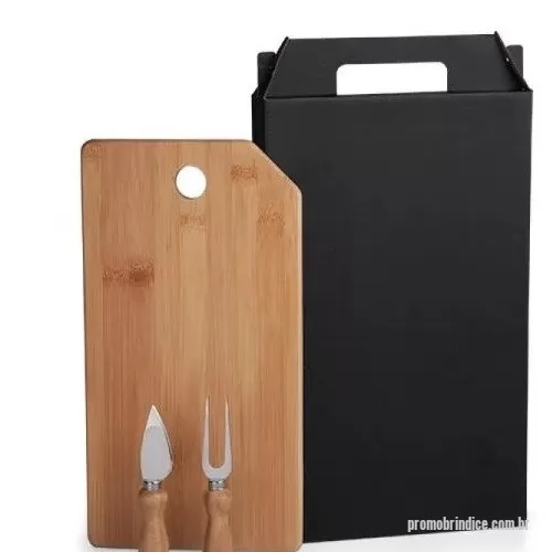 Kit personalizado - Composto por tábua confeccionada em tripla camada invertida de bambu e conjunto de faca e garfo para queijo em aço Inox com cabo em bambu.  Conj. Tábua De 1 Furo, Garfo E Faca Para Queijo - 3 Peças
