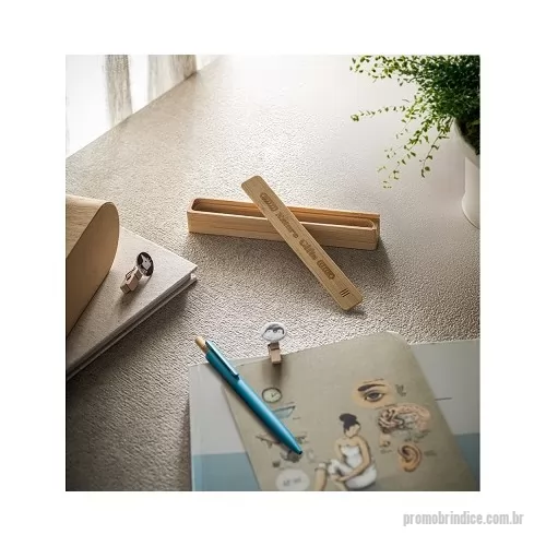 Kit personalizado - Estojo em bambu natural para uma esferográfica. O estojo tem uma tampa de correr também em bambu. Fornecido em sleeve em papel kraft reciclado