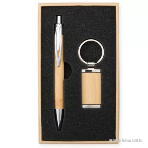 Kit personalizado - Este kit é a escolha ideal para quem aprecia praticidade e um design natural. O estojo com espuma interna mantém a caneta e o chaveiro bem organizados e protegidos, prontos para o uso. Combinando metal e bambu, as peças têm um visual elegante e resistente, destacando a beleza natural do bambu em cada detalhe. Uma opção funcional e charmosa, perfeita para o dia a dia ou para presentear com bom gosto e simplicidade. Com seu logo estampado a laser na caneta, chaveiro e (SIlk ou adesivo na caixa)
