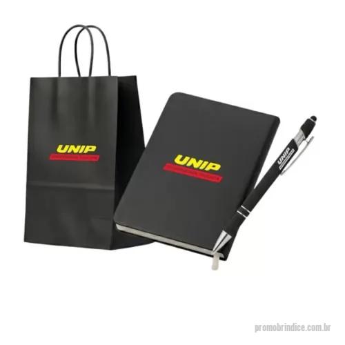 Kit personalizado - Itens Inclusos e Descrição Técnica Sacola Kraft Mini: Dimensões: 9,5 x 7,5  Características: Uma embalagem ultra compacta em papel kraft de fibra natural, com pegas torcidas resistentes. O seu tamanho reduzido confere um aspeto minimalista e exclusivo, ideal para apresentações delicadas. Moleskine Kraft Medium: Dimensões: 9 x 14 Características: Capa maleável ou rígida em cartão kraft texturado, com cantos arredondados que evitam as orelhas no papel. Possui o tamanho ideal para notas estruturadas, oferecendo uma excelente área de escrita sem perder a portabilidade. Caneta Touch Emborrachada (Soft Touch): Características: Corpo com acabamento emborrachado fosco, que proporciona uma aderência impecável e conforto ergonómico durante a escrita. Equipada com detalhes cromados, ponta esferográfica de escrita fluida e uma ponteira touch screen de alta precisão no topo.