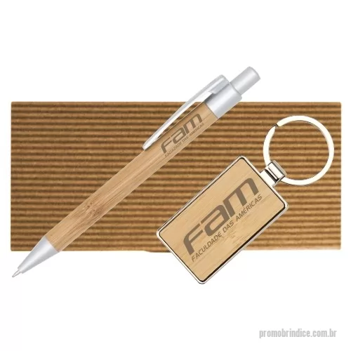 Kit personalizado personalizado - Conjunto caneta e chaveiro com acabamento em bambu. chaveiro disponível redondo ou retangular. Gravação da logo a laser nos dois lados do chaveiro e no corpo ou no clipe da caneta.. Acompanha estojo para presente em kraft com listras em marrom. Despachamos com frete pago para Sul, Sudeste e Centro Oeste