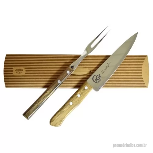 Kit personalizado personalizado - Que tal presentear com um brinde para toda a vida? Kit faca e garfo para churrasco. Personalização da logo + nome a laser. Acompanha Estojo Para Presente Com Listras Em Marrom. Despachamos Com Frete Pago Para Sul, Sudeste E Centro Oeste