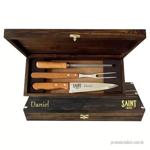 Kit personalizado personalizado - Que tal presentear com um brinde para toda a vida? Kit churrasco em estojo de madeira envelhecida com faca e garfo Tramontina mais chaira. Personalização da logo + nome a laser no estojo e na faca. Acompanha Estojo Para Presente Com Listras Em Marrom. Despachamos Com Frete Pago Para Sul, Sudeste E Centro Oeste
