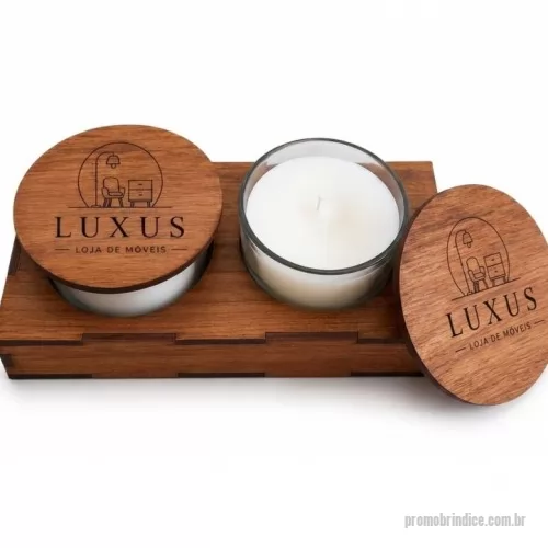 Kit personalizado personalizado - Duas vela aromatizadas com tampa e suporte base em madeira. Prontas para presentear seus clientes com elegância e deixando a marca da sua empresa presente.