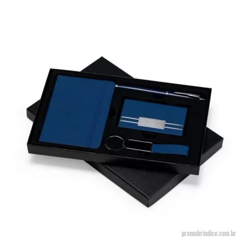 Kit personalizado personalizado - Kit executivo completo com caderneta, caneta, porta-cartão e chaveiro, desenvolvido para presentear clientes, colaboradores e parceiros com elegância e praticidade.  A caderneta possui capa em PU, marca-páginas em fita de cetim e aproximadamente 76 folhas marfim pautadas. A caneta metálica acompanha tampa e carga esferográfica preta de 0,7 mm. O porta-cartão combina estrutura em inox, revestimento externo em PU e interior aveludado, além de plaquinha frontal personalizável. O chaveiro possui acabamento em PU texturizado, argola e chapa em liga de zinco.  O conjunto acompanha caixa em papelão com berço interno aveludado removível, proporcionando uma apresentação sofisticada e valorizando ainda mais a personalização da marca.