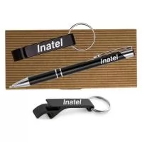 Conjunto caneta executiva com chaveiro abridor. Disponível na cores prata e preto. Gravação da logo a laser. Acompanha estojo para presente com listras em marrom. Despachamos com frete pago para Sul, Sudeste e Centro Oeste