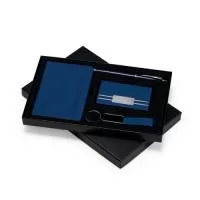 Kit executivo completo com caderneta, caneta, porta-cartão e chaveiro, desenvolvido para presentear clientes, colaboradores e parceiros com elegância e praticidade.  A caderneta possui capa em PU, marca-páginas em fita de cetim e aproximadamente 76 folhas marfim pautadas. A caneta metálica acompanha tampa e carga esferográfica preta de 0,7 mm. O porta-cartão combina estrutura em inox, revestimento externo em PU e interior aveludado, além de plaquinha frontal personalizável. O chaveiro possui acabamento em PU texturizado, argola e chapa em liga de zinco.  O conjunto acompanha caixa em papelão com berço interno aveludado removível, proporcionando uma apresentação sofisticada e valorizando ainda mais a personalização da marca.