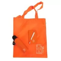 Kit com caneta plástica com detalhe emborrachado, squeeze 500ml de inox com pintura metalizada, caderneta moleskine 14x8cm emborrachada com aproximadamente 80 folhas amareladas com pauta e sacola 100% poliéster reciclado 190T. 