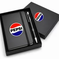 O que acompanha: ? Caixa de apresentação premium personalizada ? Moleskine ecológica com acabamento em bambu ? Caneta metálica personalizada  Dimensões ???? Moleskine: 14 x 9 cm ???? Caixa: 18 x 15 cm