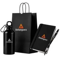 Características Um kit elegante e funcional, ideal para ações promocionais, eventos corporativos, treinamentos, SIPAT, integração de colaboradores, campanhas de marketing e presentes institucionais. Com design moderno e acabamento sofisticado, este conjunto transmite profissionalismo e fortalece a identidade da sua marca.  O kit contém: ? Moleskine personalizado ? Garrafa com mosquetão ? Caneta Touch personalizada ? Sacola personalizada