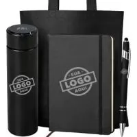 Acompanha uma Caneta Metal Touch executiva de luxo feita em metal fosca facilitando para que você possa escrever todas as suas anotações perfeitamente.  Garrafa Térmica inox de 500 ML  Caderneta de couro sintético, 21x14 marcador de página em cetim e fita elástica para fechar. Contém aproximadamente 78 folhas amareladas sem pauta.  Sacola de tnt com costura termo selada.