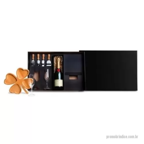 Kit pestiqueira personalizado - Conta com petisqueira formato de trevo em bambu; Duas facas, uma espátula e um garfo para queijo em madeira/inox; Duas taças para champanhe em vidro; Espaço para garrafa com palha (NÃO ACOMPANHA GARRAFA).