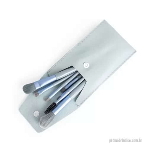 Kit pincel para maquiagem personalizado - Mantenha seus pincéis organizados e protegidos durante o dia a dia. O nosso kit contém: 1 Pincel para pó, 1 pincel língua de gato para base, 1 pincel chanfrado para sombras, 1 pincel para esfumar, 1 pincel para lábios, 1 pincel para sombras, 1 pincel língua de gato pequeno, 1 pincel de escovinha, tudo isso em um lindo estojo de couro sintético. O item perfeito para presentear os amantes da beleza.