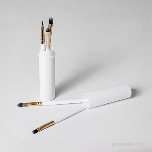 Kit pincel para maquiagem personalizado - Tenha uma maquiagem perfeita com este kit essencial de pincéis, ideal para precisão e acabamento. Com cerdas macias e cabos plásticos ergonômicos, oferece conforto e resultados impecáveis para iniciantes e profissionais. Inclui um pincel língua de gato, perfeito para bases líquidas ou cremosas; um chanfrado, ideal para delinear olhos e sobrancelhas; um côncavo, indispensável para esfumar sombras; um pincel para aplicar sombras de forma uniforme; e um para corretivo, perfeito para cobrir imperfeições e iluminar pontos estratégicos.
