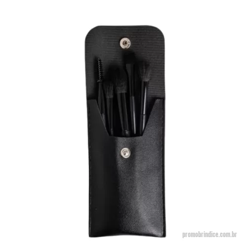 Kit pincel para maquiagem personalizado - O Kit Pincel 8 Peças é a combinação perfeita de elegância, funcionalidade e praticidade para sua maquiagem. Com design moderno e minimalista, cerdas macias e estojo em couro sintético, esse kit é ideal para quem busca um resultado impecável em cada aplicação.  Design Elegante e Funcional 8 pincéis de diferentes tamanhos e formas: Permitem aplicar a maquiagem com suavidade e precisão em todas as áreas do rosto, desde a sombra nos olhos até o blush e o contorno. Cerdas macias e de alta densidade: Proporcionam uma aplicação suave e uniforme, sem irritar a pele. Estojo em couro sintético: Organiza os pincéis e facilita o transporte, ideal para levar na bolsa ou em viagens. Design moderno e minimalista: Combina com qualquer estilo e ocasião. Qualidade e Praticidade Pincéis de alta qualidade: Fabricados com materiais duráveis e resistentes, garantindo a longevidade do produto. Fácil de usar e limpar: Perfeitos para iniciantes e profissionais da maquiagem. Praticidade: O estojo facilita o tra