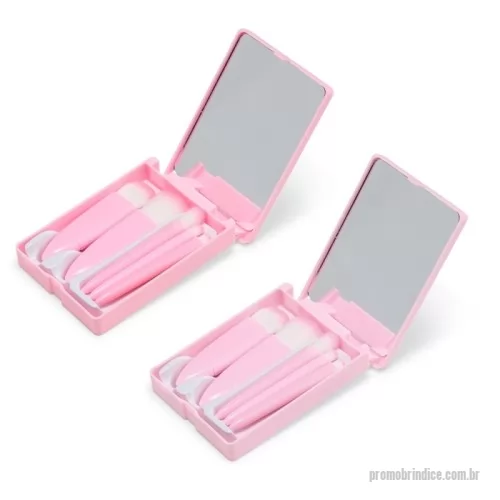 Kit pincel para maquiagem personalizado - Tudo o que você precisa para uma maquiagem perfeita! Com estojo prático em plástico com trava, espelho e 5 pincéis, é possível se maquiar a qualquer hora e lugar. Cada pincel tem uma função: o de corretivo para suavizar imperfeições, o de esfumar para um olhar natural, e o de batom para aplicação precisa. Esse kit é perfeito para deixar a beleza sempre em dia.   Obs.: venda unitária. As imagens mostram duas unidades apenas para ilustrar a mistura de tonalidades no mesmo lote.