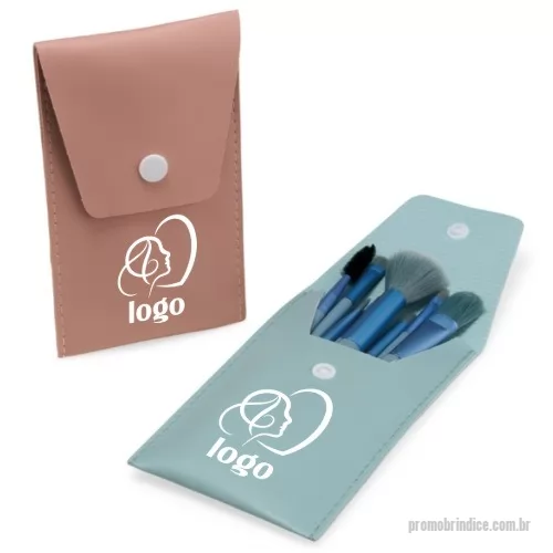 Kit pincel para maquiagem personalizado - Mantenha seus pincéis organizados e protegidos durante o dia a dia. O nosso kit contém: 1 Pincel para pó, 1 pincel língua de gato para base, 1 pincel chanfrado para sombras, 1 pincel para esfumar, 1 pincel para lábios, 1 pincel para sombras, 1 pincel língua de gato pequeno, 1 pincel de escovinha, tudo isso em um lindo estojo de couro sintético. O item perfeito para presentear os amantes da beleza.
