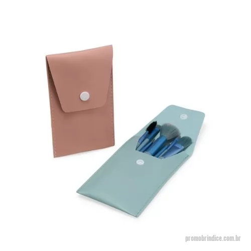 Kit pincel para maquiagem personalizado - Descrição: Mantenha seus pincéis organizados e protegidos durante o dia a dia. O nosso kit contém: 1 Pincel para pó, 1 pincel língua de gato para base, 1 pincel chanfrado para sombras, 1 pincel para esfumar, 1 pincel para lábios, 1 pincel para sombras, 1 pincel língua de gato pequeno, 1 pincel de escovinha, tudo isso em um lindo estojo de couro sintético. O item perfeito para presentear os amantes da beleza.  Altura :  14,8 cm  Largura :  8,8 cm  Espessura :  1,3 cm  Medidas aproximadas para gravação (CxL):  7 cm x 5,5 cm  Peso aproximado (g):  37