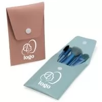 Mantenha seus pincéis organizados e protegidos durante o dia a dia. O nosso kit contém: 1 Pincel para pó, 1 pincel língua de gato para base, 1 pincel chanfrado para sombras, 1 pincel para esfumar, 1 pincel para lábios, 1 pincel para sombras, 1 pincel língua de gato pequeno, 1 pincel de escovinha, tudo isso em um lindo estojo de couro sintético. O item perfeito para presentear os amantes da beleza.