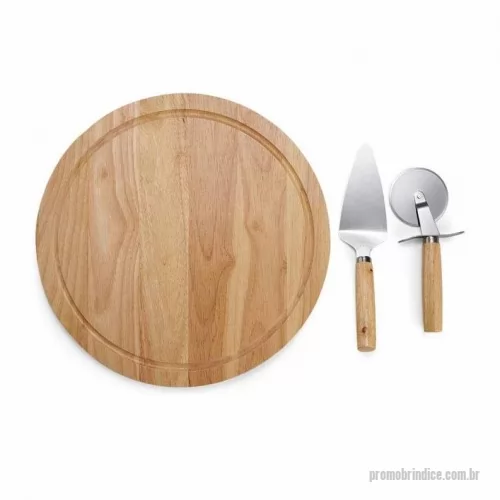 Kit pizza personalizado - Contém: tabua de bambu com canaleta, espátula de inox com cabo de bambu e cortador de pizza de inox com cabo de bambu.