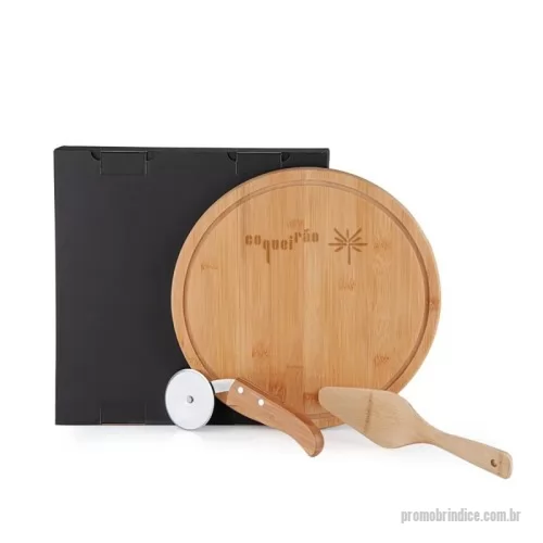 Kit pizza personalizado - Kit pizza composto por uma caixa preta, tábua redonda em tripla camada invertida com 30cm, espátula em bambu de 26cm em bambu e cortador de pizza com cabo em bambu e lâmina em aço Inox com rebites resistentes.