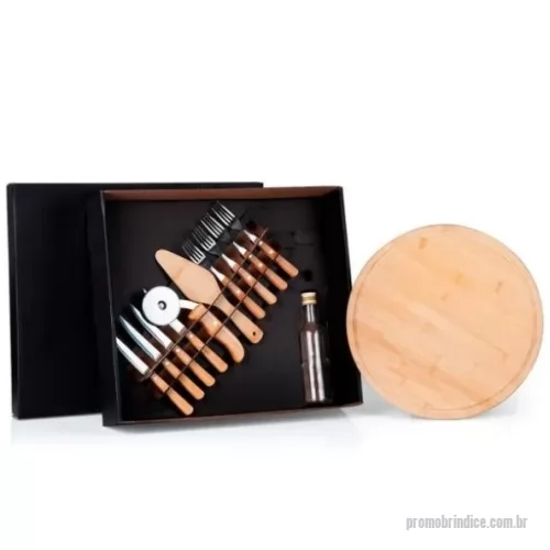 Kit pizza personalizado - Conjunto para Pizza em Bambu/Madeira/Inox. Acompanha tábua e espátula em Bambu; quatro facas de mesa e quatro garfos de mesa em Bambu/Inox; cortador de Pizza em Madeira/Inox e garrafa em vidro para azeite.