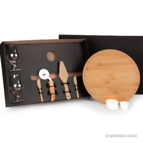 Kit pizza personalizado - Kit para Pizza e Cerveja. Conta com tábua para Petisco/Pizza, espátula para Pizza e duas espátulas 14cm em Bambu; cortador de Pizza em Madeira/Inox; duas taças para cerveja em vidro e dois ramekins em porcelana.