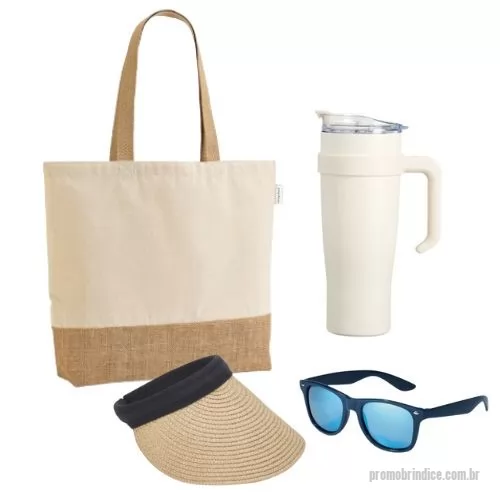 Kit praia personalizado - Óculos de sol em PC com lentes espelhadas de categoria 3 e UV400 de proteção. Viseira de palha com arco de poliéster. Caneca térmica com capacidade de 1,2 litros feita em inox 304 com parede dupla, contém tampa acrílica rosqueável com acesso para canudo, trava de segurança e bocal.  Sacola em 70% algodão reciclado e 30% poliéster reciclado (220 g/m²) com base em juta. 