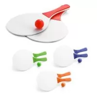 Kit de raquetes de praia personalizado, composto por duas raquetes em MDF e bola em PVC. Leve, prático e divertido, é ideal para praia, parques, clubes, hotéis, resorts, eventos ao ar livre, campanhas de verão e ações promocionais. As raquetes possuem pegadores coloridos e ampla superfície para personalização com logotipo, marca ou identidade visual da empresa, proporcionando excelente exposição durante o uso. Uma ótima opção de brinde esportivo para clientes, colaboradores, equipes e eventos corporativos. Medidas aproximadas de cada raquete: 19 x 33 x 0,5 cm. Acompanha bola em PVC colorida. Produto indicado para lazer, recreação e campanhas promocionais de verão.