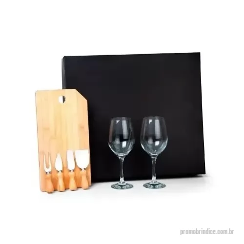 kit queijo personalizado - Kit personalizado Queijo e Vinho. Composto por tábua em Bambu; duas taças em vidro para Vinho; duas facas, sendo uma com ponta e outra reta, um garfo e uma espátula em Madeira/Inox.