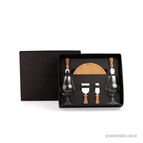 kit queijo personalizado - Kit queijo Personalizado contendo: tábua de corte em bambu, 2 taças de vidro de 340ml, 2 utensílios de inox para queijo. 01 caixa de papel para acomodação dos itens. Personalização nos itens e na tampa da caixa.