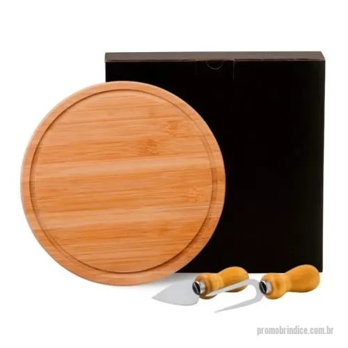 kit queijo personalizado - Conjunto para Queijo em Bambu/Madeira/Inox. Conta com tábua em Bambu; faca com ponta e garfo para Queijo em Madeira/Inox. Tábua confeccionada com tripla camada invertida, para dar maior durabilidade e não deformar com o passar do tempo.