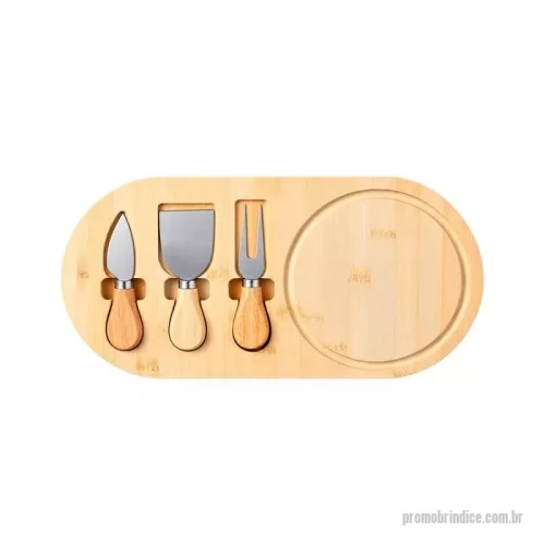kit queijo personalizado - Kit para queijo composto por quatro itens: tábua de corte em bambu com canaleta e ímã para encaixe dos utensílios, faca para queijo, espátula e garfo de duas pontas. Os três utensílios possuem lâminas em inox e cabos de bambu. Gravação da logomarca a laser já incluso.