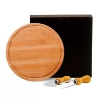Conjunto para Queijo em Bambu/Madeira/Inox. Conta com tábua em Bambu; faca com ponta e garfo para Queijo em Madeira/Inox. Tábua confeccionada com tripla camada invertida, para dar maior durabilidade e não deformar com o passar do tempo.