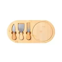 Kit para queijo composto por quatro itens: tábua de corte em bambu com canaleta e ímã para encaixe dos utensílios, faca para queijo, espátula e garfo de duas pontas. Os três utensílios possuem lâminas em inox e cabos de bambu. Gravação da logomarca a laser já incluso.