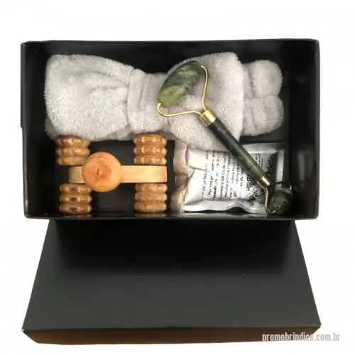 Kit relaxamento personalizado - 1 Faixa Skincare 1 sache de escalda pés 1 Massageador facial pedra de jade 1 Massageador corporal de madeira 1 Caixa Kraft