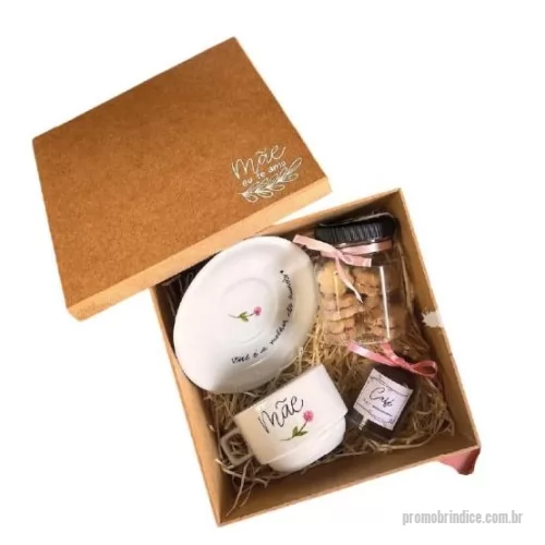 Kit relaxamento personalizado -   O kit contém:  1 Vela Aromática Bons Fluídos - Aroma: Bamboo 1 Frasco de Sais Aromáticos Relax - Alecrim, Camomila e Lavanda 1 Frasco de Fósforos Ecológicos (30 unidades) 1 Home Spray Aromatizador de Ambientes Minimal - Aroma Bamboo e Alecrim 1 Mini Arranjo Floral Desidratado Cartões de Presente  ________________________________________________________________  * Consulte quantidade mínima *Confira opções de personalização *Imagem meramente ilustrativa *Na falta de algum item, pode ser substituído, sob consulta, por outro de igual valor e qualidade.   Entre em contato, informe o seu CNPJ Atendimento somente para Empresas