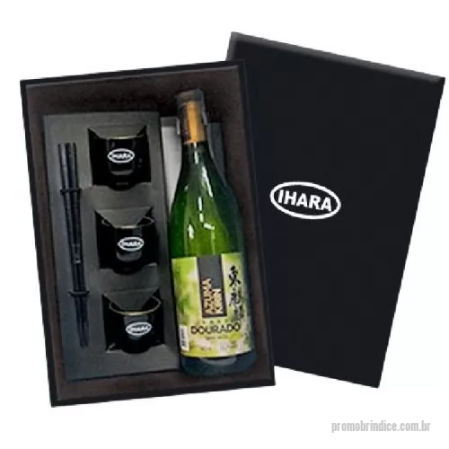 Kit saquê personalizado -   Este kit contém:      1 garrafa de Saquê Azuma Kirin 740ml [consulte opções disponíveis]      1 caixa em papel duplex personalizada      3 copos Massu para saquê      ________________________________________________________________      * Consulte quantidade mínima     *Confira opções de personalização     *Imagem meramente ilustrativa     *Na falta de algum item, pode ser substituído, sob consulta, por outro de igual valor e qualidade.           Entre em contato, informe o seu CNPJ     Atendimento somente para Empresas