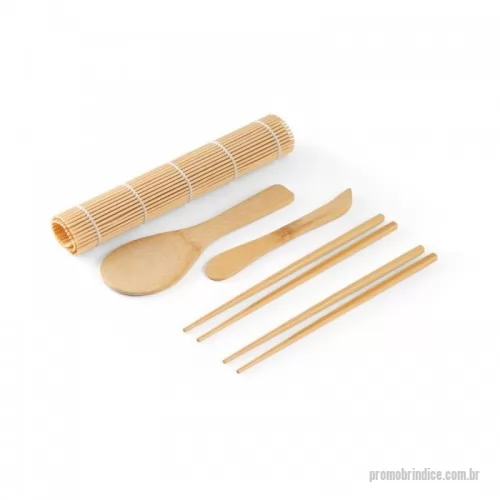 Kit sushi personalizado - Kit para sushi em bambu com tapete, 2 pares de hashi, 1 colher e 1 faca em bambu. Fornecido em caixa presente de papel kraft. Caixa: 245 x 100 x 33 mm