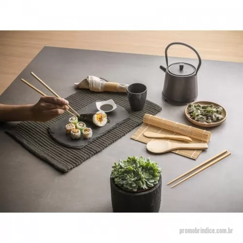 Kit sushi personalizado - Kit para sushi em bambu com tapete, 2 pares de hashi, 1 colher e 1 faca em bambu. Fornecido em caixa presente de papel kraft. Caixa: 245 x 100 x 33 mm