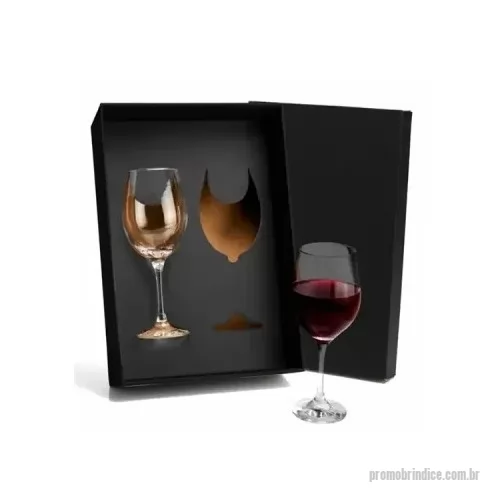 Kit taça personalizado - Jogo De Copos De Vidro personalizados - 4 Pçs. Conta com 1 copo de cada para vinho/cerveja/whisky/cachaça de vidro.  Dimensões do Produto Ø22,5x9cm cada taça  Sugestão de Personalização Uma gravação a Laser nas duas taças.  Embalagem Caixa Preta 355x245x93 mm (AxLxP)  Peso 725 g (com embalagem)