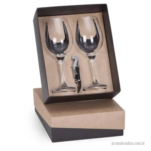 Kit taça personalizado - Kit em caixa de papel kraft. 2 taças de vinho de 350ml e um abridor de vinho. 1 cor de gravação
