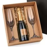 	Caixa para presente com 02 taças de vidro para champanhe 210ml e espaço para garrafa de 375ml. (não acompanha garrafa).