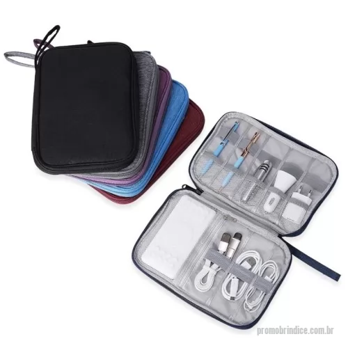 Kit Tecnologico personalizado - stojo para kit tecnológico a prova d’água de poliéster possui 5 compartimentos com elástico e uma pequena tela de proteção, 3 elásticos centralizados, um bolso de tela com zíper e uma alça de mão. OBS.: ACESSÓRIOS NÃO INCLUSOS, IMAGENS MERAMENTE ILUSTRATIVAS.  Altura :  18,2 cm  Largura :  24,5 cm  Profundidade :  3,8 cm  Medidas aproximadas para gravação (CxL):  10 cm X 10 cm  Peso aproximado (g):  106