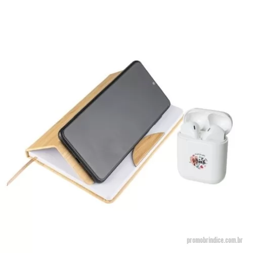 Kit Tecnologico personalizado - Tecnologia e praticidade em um só kit! Contém fone de ouvido Bluetooth touch com case carregador brilhante e uma caderneta com suporte para celular. Ideal para quem está sempre conectado!