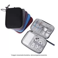 Estojo para kit tecnológico a prova d’água de poliéster possui 5 compartimentos com elástico e uma pequena tela de proteção, 3 elásticos centralizados, um bolso de tela com zíper e uma alça de mão.   Obs : Imagens meramente ilustrativas, não acompanham acessórios.  Altura :  18,2 cm  Largura :  24,5 cm  Profundidade :  3,8 cm